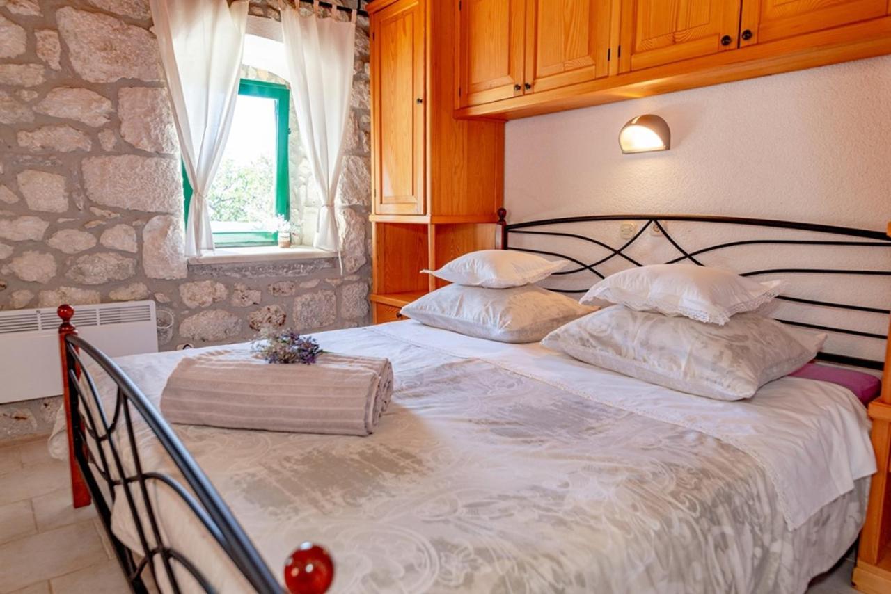 Stone House Nikolina With Heated Pool Villa Bast Bagian luar foto