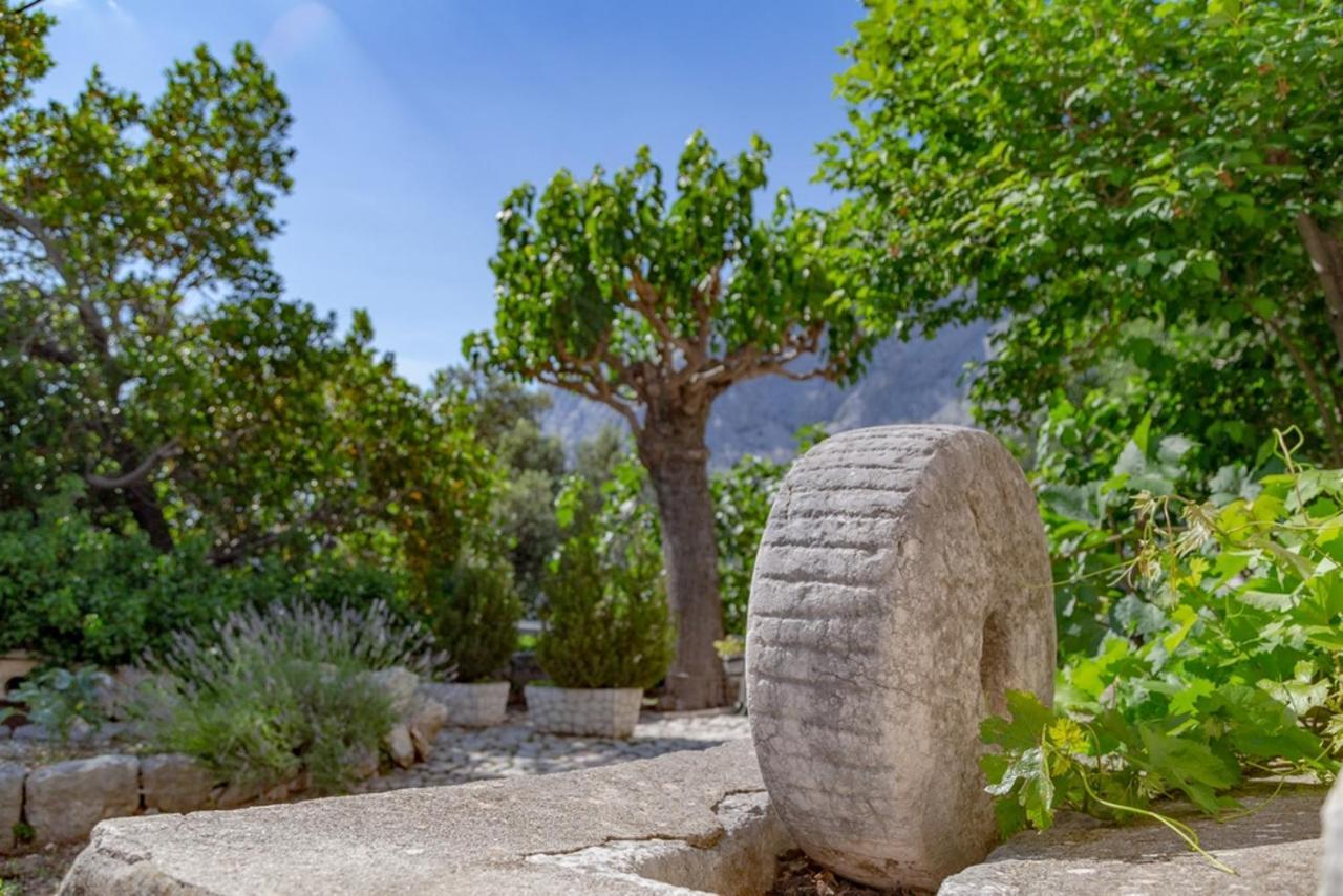 Stone House Nikolina With Heated Pool Villa Bast Bagian luar foto